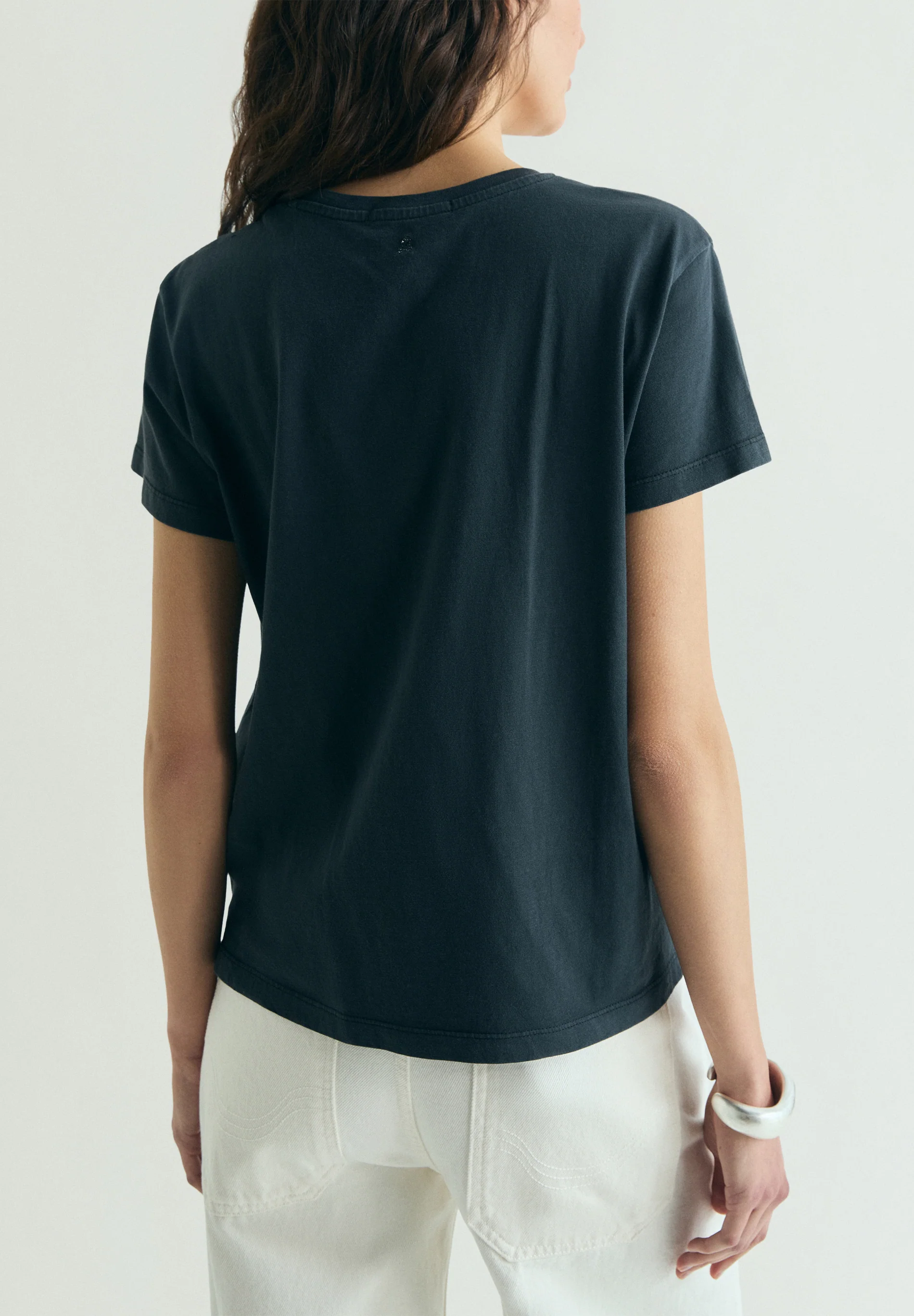 CAMISETA BÁSICA ESCOTE V - Image 5
