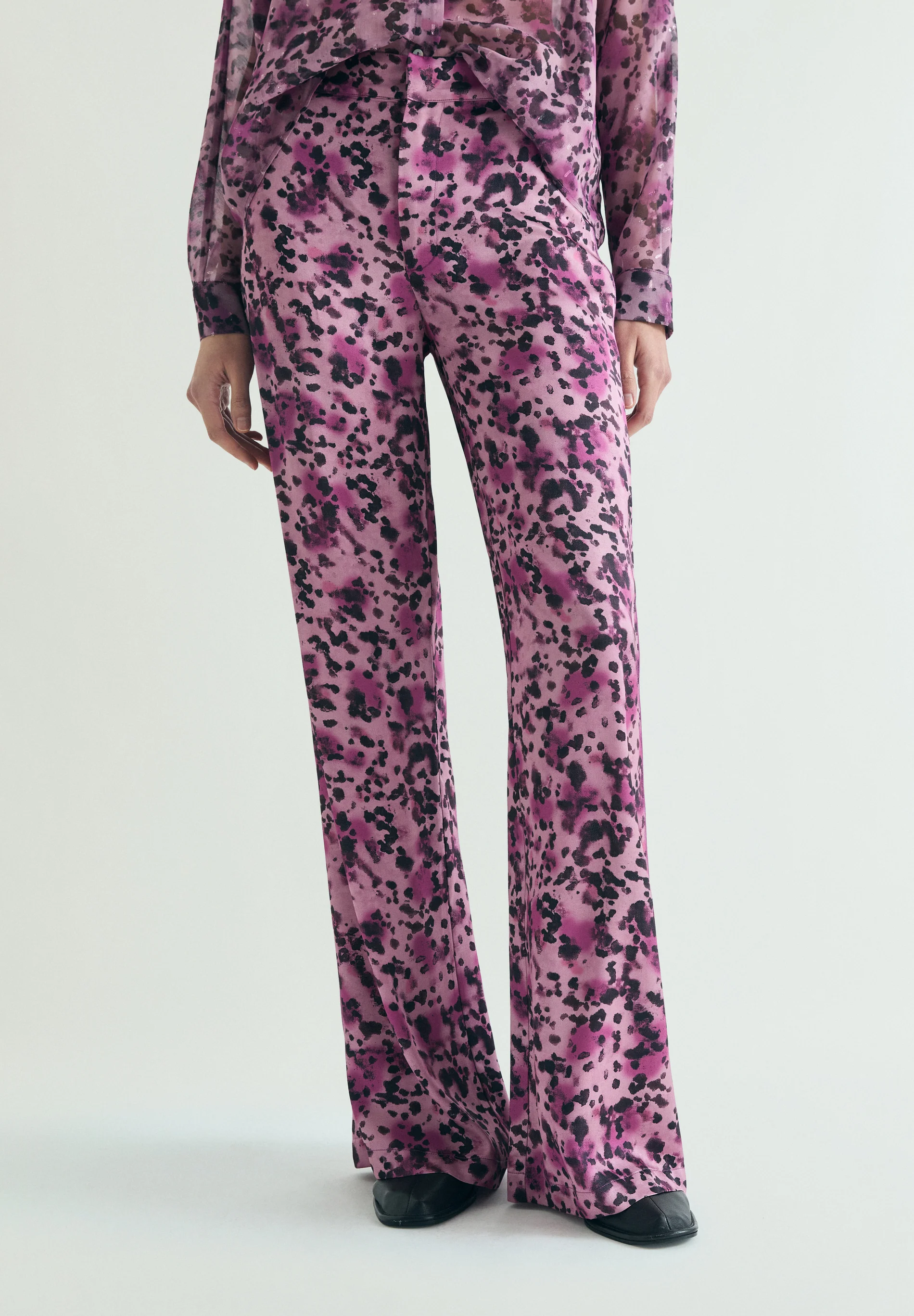 PANTALÓN ANIMAL PRINT FLUIDO - Image 2