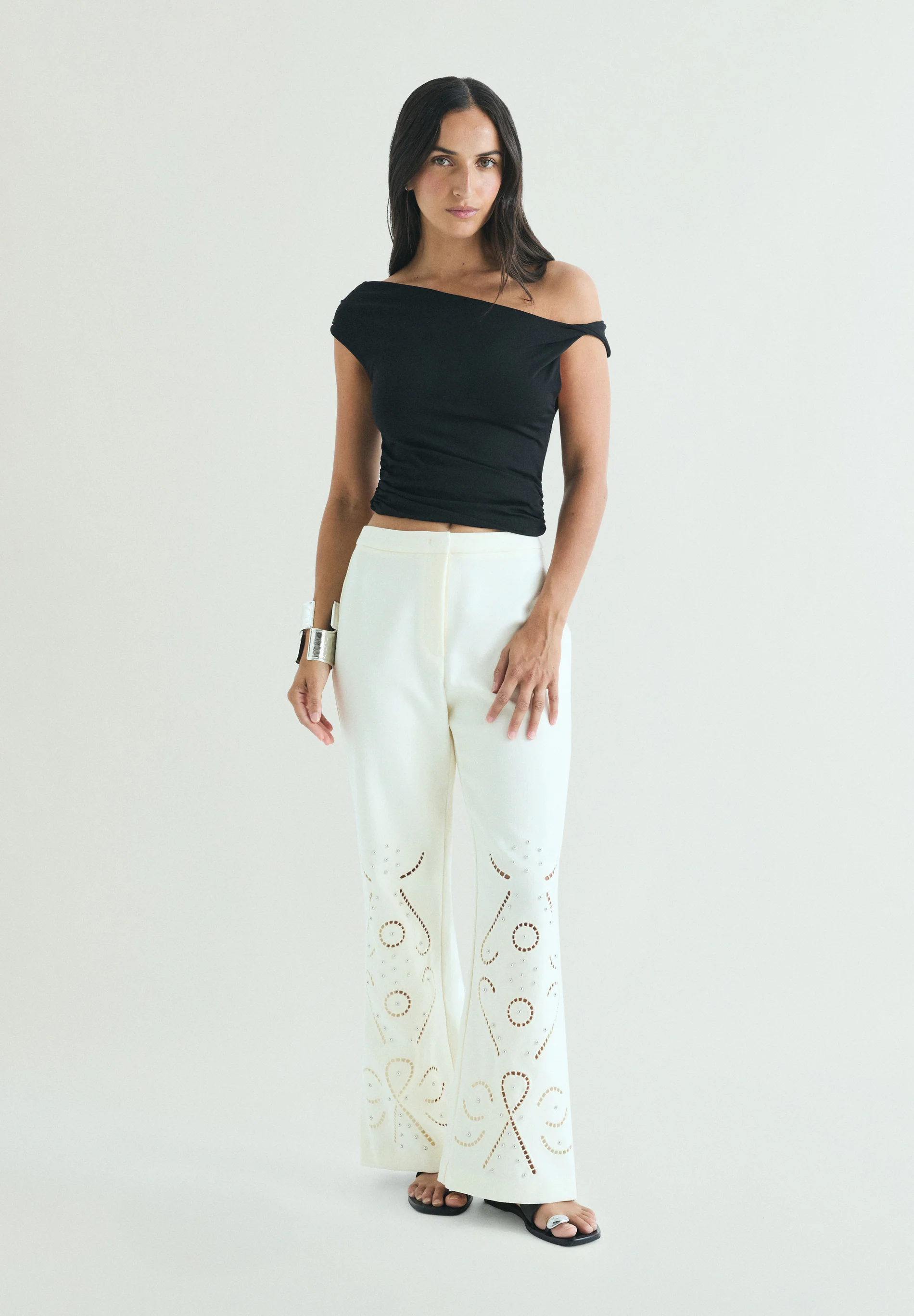 PANTALÓN DETALLES PERFORADO - Image 2