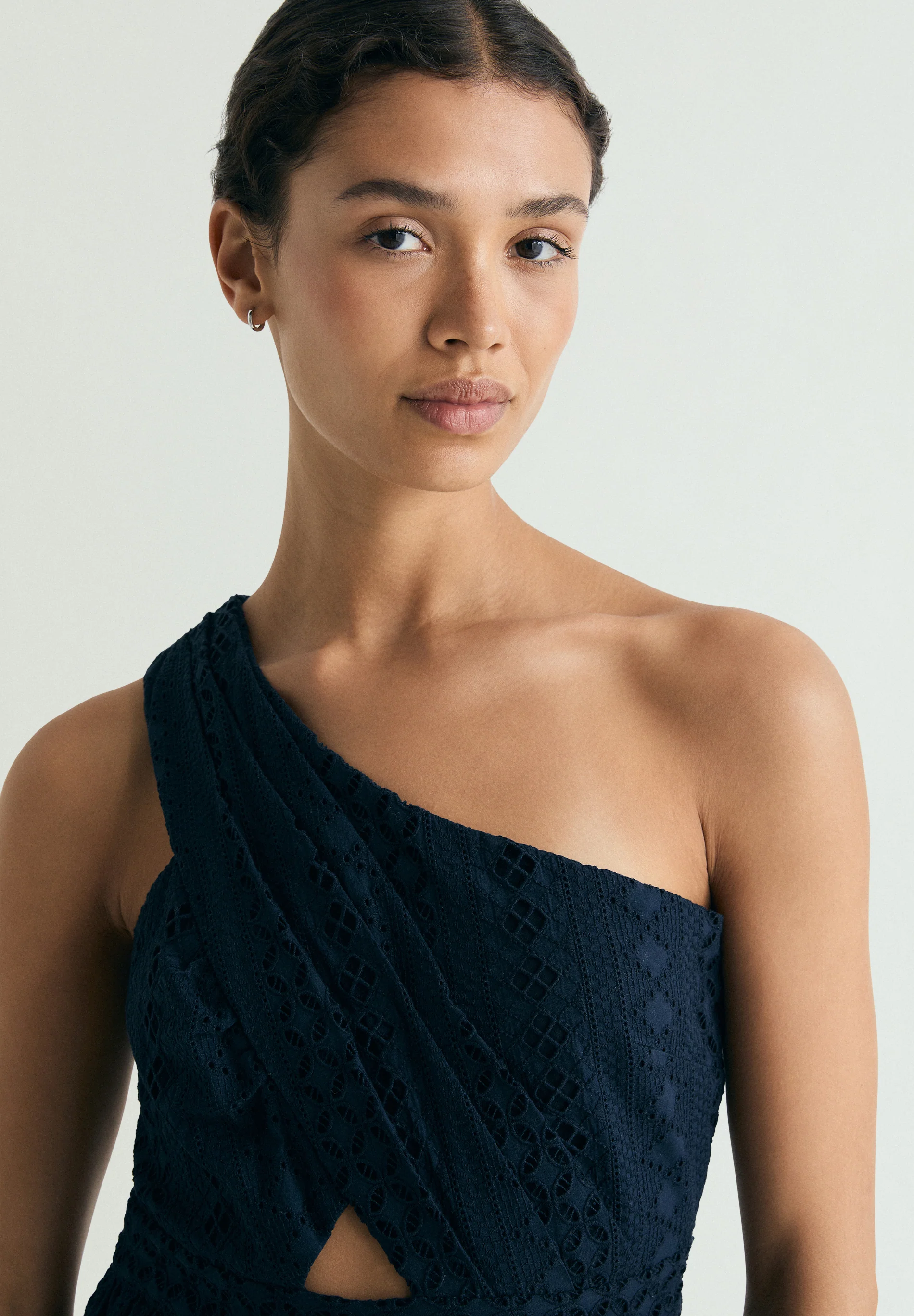 VESTIDO MIDI ASIMÉTRICO BORDADO - Image 3